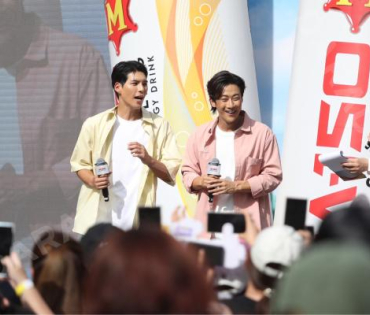 งานแถลงข่าวเปิดตัวพรีเซ็นเตอร์ เครื่องดื่มผสมคาเฟอีนอัดก๊าซ  "มิโซซ่า" พร้อมสัมภาษณ์ คัลเลนและพี่จอง