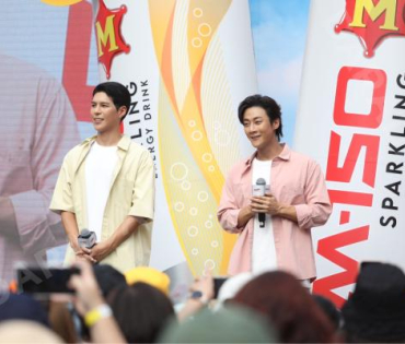 งานแถลงข่าวเปิดตัวพรีเซ็นเตอร์ เครื่องดื่มผสมคาเฟอีนอัดก๊าซ  "มิโซซ่า" พร้อมสัมภาษณ์ คัลเลนและพี่จอง