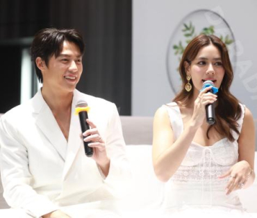 งานแถลงข่าว เดนทิสเต้ พร้อมพรีเซนเตอร์คู่รักหวาน "หมาก-คิม"