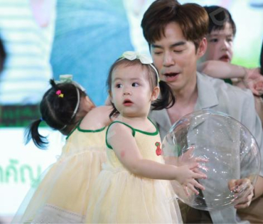 งานแถลงข่าวเปิดตัวแคมเปญ AMAZING DOS พบ "พ่อบีม หม่ามี้ออย พี่พีร์ พี่ธีร์ น้องอัญญา น้องอัยวา"