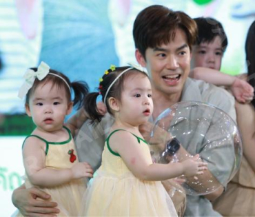 งานแถลงข่าวเปิดตัวแคมเปญ AMAZING DOS พบ "พ่อบีม หม่ามี้ออย พี่พีร์ พี่ธีร์ น้องอัญญา น้องอัยวา"