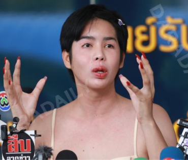 “นารา เครปกะเทย” เข้าพบตำรวจ หลังเคยร่วมไลฟ์กับ “แม่ตั๊ก” ยันไม่รู้ทองปลอม กลัวต้องกลับเข้าคุกอีกรอบ