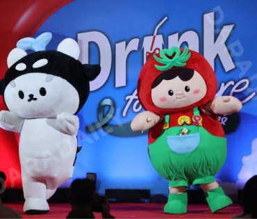 งานเปิดตัวแคมเปญ "Drink to Share" คุณดื่ม = คุณให้ พบ "เต ตะวัน, นิว ฐิติภูมิ"