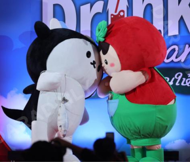 งานเปิดตัวแคมเปญ "Drink to Share" คุณดื่ม = คุณให้ พบ "เต ตะวัน, นิว ฐิติภูมิ"