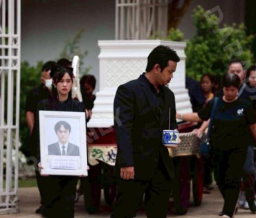 พิธีฌาปณกิจคุณพ่อของ"เก๋ไก๋ ณัฐธิชา" ณ วัดพระศรีมหาธาตุ