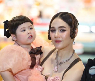 Global Landmark Store แห่งใหม่ล่าสุดในประเทศไทย พบ ชมพู่ อารยา, แอบิเกล และ เจฟ ซาเตอร์