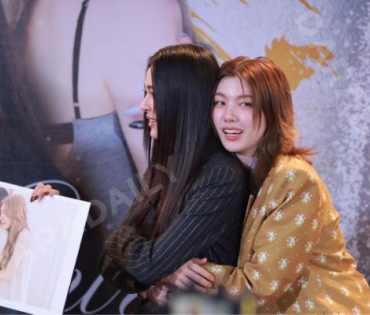 ภาพบรรยากาศซีรีส์ "เพียงเธอ Only You & รักสุดท้าย My Safe Zone" พบ "หลิงหลิง คอง" และ "ออม กรณ์นภัส"