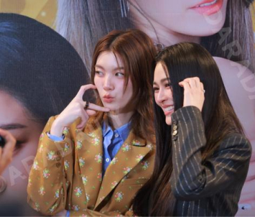 ภาพบรรยากาศซีรีส์ "เพียงเธอ Only You & รักสุดท้าย My Safe Zone" พบ "หลิงหลิง คอง" และ "ออม กรณ์นภัส"