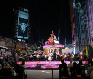 งานเปิดไฟต้นคริสต์มาส MBK Center Sparkling Happiness Light Up Ceremony