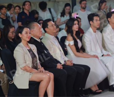 งานเปิดไฟต้นคริสต์มาส MBK Center Sparkling Happiness Light Up Ceremony