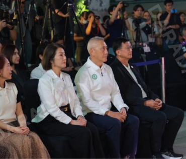 งานเปิดไฟต้นคริสต์มาส MBK Center Sparkling Happiness Light Up Ceremony