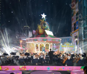 งานเปิดไฟต้นคริสต์มาส MBK Center Sparkling Happiness Light Up Ceremony