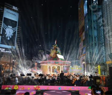 งานเปิดไฟต้นคริสต์มาส MBK Center Sparkling Happiness Light Up Ceremony