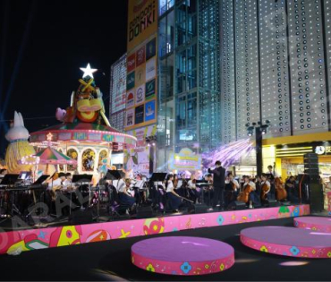 งานเปิดไฟต้นคริสต์มาส MBK Center Sparkling Happiness Light Up Ceremony