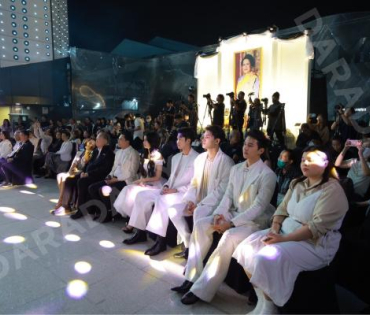 งานเปิดไฟต้นคริสต์มาส MBK Center Sparkling Happiness Light Up Ceremony