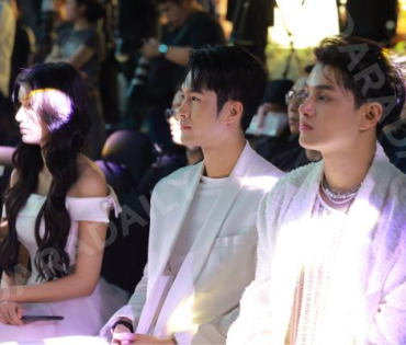 งานเปิดไฟต้นคริสต์มาส MBK Center Sparkling Happiness Light Up Ceremony