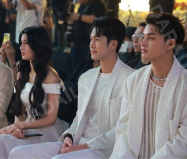 งานเปิดไฟต้นคริสต์มาส MBK Center Sparkling Happiness Light Up Ceremony