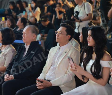 งานเปิดไฟต้นคริสต์มาส MBK Center Sparkling Happiness Light Up Ceremony