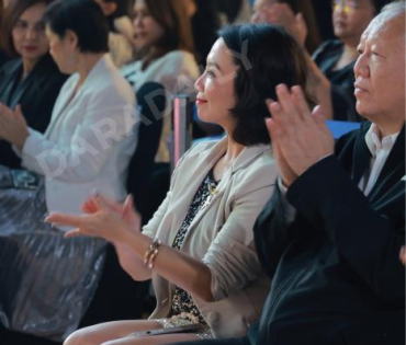 งานเปิดไฟต้นคริสต์มาส MBK Center Sparkling Happiness Light Up Ceremony