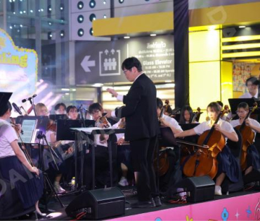 งานเปิดไฟต้นคริสต์มาส MBK Center Sparkling Happiness Light Up Ceremony