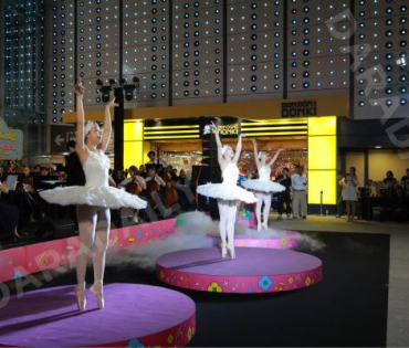 งานเปิดไฟต้นคริสต์มาส MBK Center Sparkling Happiness Light Up Ceremony