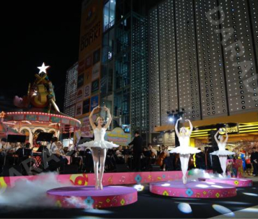 งานเปิดไฟต้นคริสต์มาส MBK Center Sparkling Happiness Light Up Ceremony