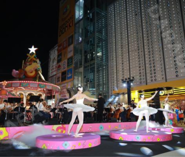 งานเปิดไฟต้นคริสต์มาส MBK Center Sparkling Happiness Light Up Ceremony
