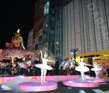 งานเปิดไฟต้นคริสต์มาส MBK Center Sparkling Happiness Light Up Ceremony