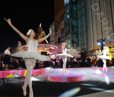 งานเปิดไฟต้นคริสต์มาส MBK Center Sparkling Happiness Light Up Ceremony