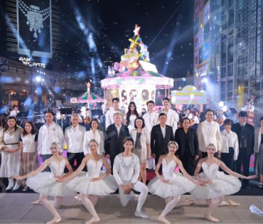 งานเปิดไฟต้นคริสต์มาส MBK Center Sparkling Happiness Light Up Ceremony