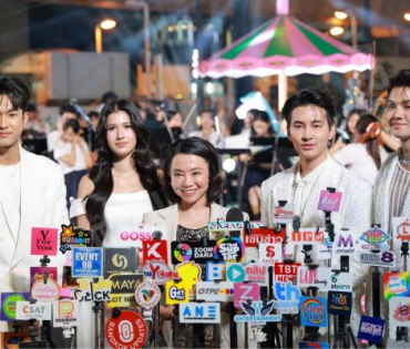 งานเปิดไฟต้นคริสต์มาส MBK Center Sparkling Happiness Light Up Ceremony