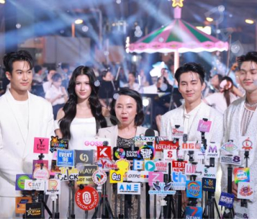 งานเปิดไฟต้นคริสต์มาส MBK Center Sparkling Happiness Light Up Ceremony