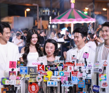 งานเปิดไฟต้นคริสต์มาส MBK Center Sparkling Happiness Light Up Ceremony