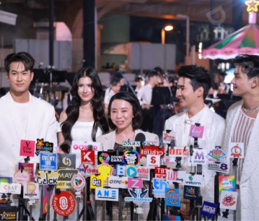 งานเปิดไฟต้นคริสต์มาส MBK Center Sparkling Happiness Light Up Ceremony