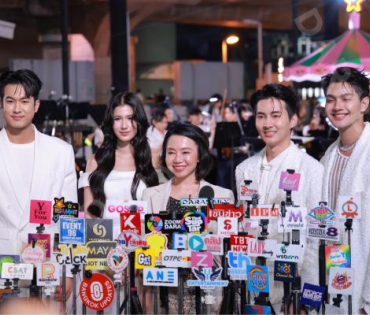 งานเปิดไฟต้นคริสต์มาส MBK Center Sparkling Happiness Light Up Ceremony