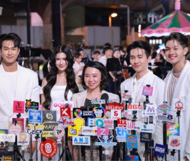 งานเปิดไฟต้นคริสต์มาส MBK Center Sparkling Happiness Light Up Ceremony