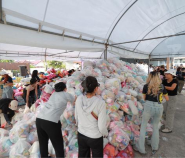 ภาพบรรยากาศรับบริจาคช่วยน้ำท่วม เจนนี่ ได้หมดถ้าสดชื่น