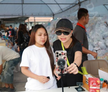 ภาพบรรยากาศรับบริจาคช่วยน้ำท่วม เจนนี่ ได้หมดถ้าสดชื่น