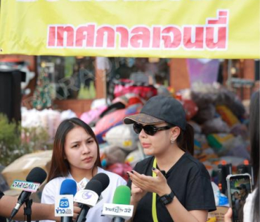 ภาพบรรยากาศรับบริจาคช่วยน้ำท่วม เจนนี่ ได้หมดถ้าสดชื่น