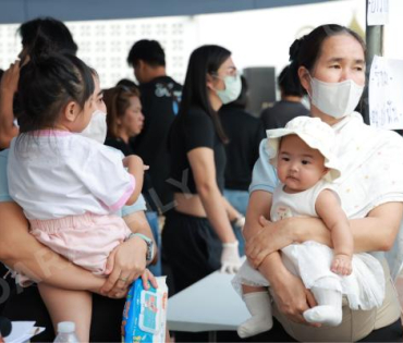 ภาพบรรยากาศรับบริจาคช่วยน้ำท่วม เจนนี่ ได้หมดถ้าสดชื่น