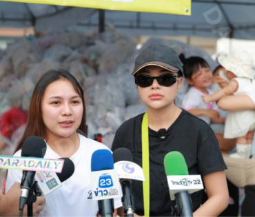 ภาพบรรยากาศรับบริจาคช่วยน้ำท่วม เจนนี่ ได้หมดถ้าสดชื่น