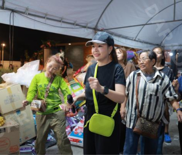 ภาพบรรยากาศรับบริจาคช่วยน้ำท่วม เจนนี่ ได้หมดถ้าสดชื่น