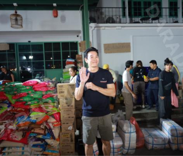 ภาพบรรยากาศรับบริจาคช่วยน้ำท่วม เจนนี่ ได้หมดถ้าสดชื่น