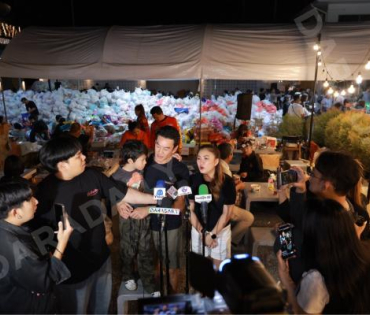 ภาพบรรยากาศรับบริจาคช่วยน้ำท่วม เจนนี่ ได้หมดถ้าสดชื่น