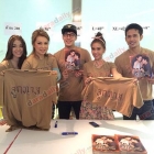 บรรยากาศการขายเสื้อจากทีมนักแสดงละคร "ลูกทาส"