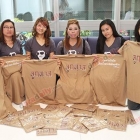 บรรยากาศการขายเสื้อจากทีมนักแสดงละคร "ลูกทาส"