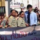 "บอม-ธนิน" ชวนแฟนคลับทำบุญไหว้พระ