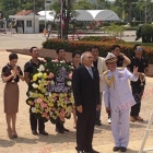 เหล่าทีมงาน-นักแสดงร่วมพิธีวางพวงมาลา ถวายสักการะพระบรมราชานุสาวรีย์ สมเด็จพระนเรศวรมหาราช