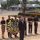 เหล่าทีมงาน-นักแสดงร่วมพิธีวางพวงมาลา ถวายสักการะพระบรมราชานุสาวรีย์ สมเด็จพระนเรศวรมหาราช