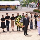 เหล่าทีมงาน-นักแสดงร่วมพิธีวางพวงมาลา ถวายสักการะพระบรมราชานุสาวรีย์ สมเด็จพระนเรศวรมหาราช